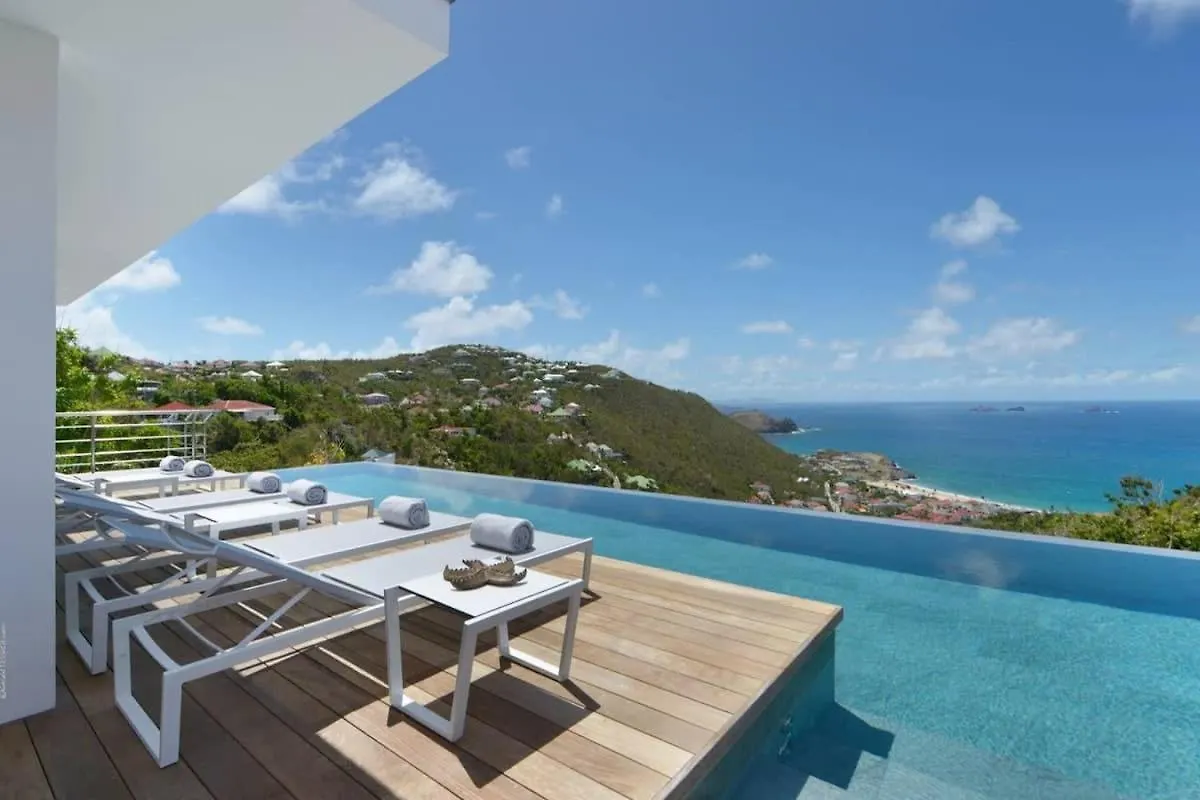 Lavish Villa with Overflow Pool 古斯塔维亚
