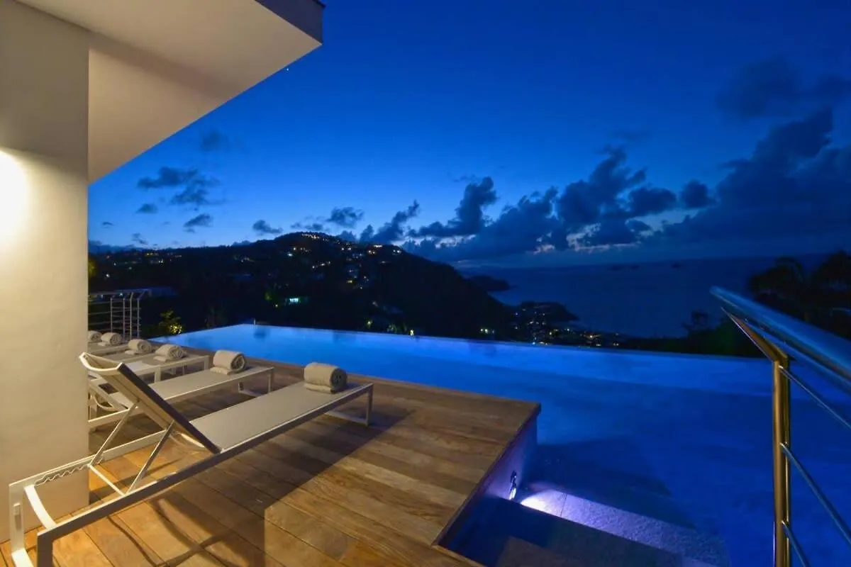 Lavish Villa with Overflow Pool 古斯塔维亚
